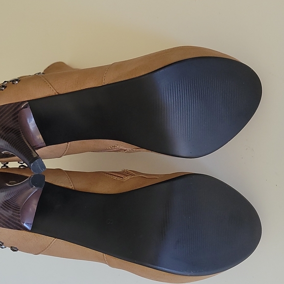 NWOT - LUICHINY w/so much detail Bootie - Picture 7 of 11